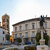 Foto: Scorcio della Fontana e della Torre Campanaria - Piazza Tullio De Michele (Raiano) - 1